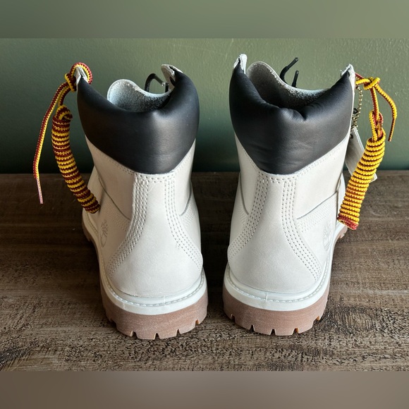 Light Grey Nubuck Timberland Women’s 6.5 Boots - Picture 4 of 7